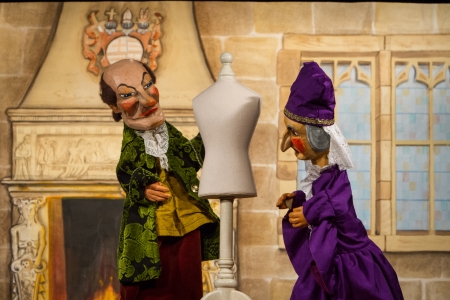 „Des Kaisers neue Kleider“: Picknickdecken-Puppentheater am Sonntag, 19. Juni, um 15 Uhr im Garten der Wewelsburg mit den Paderborner Puppenspielen, Vorverkauf gestartet (©Robert Husemann, Paderborner Puppenspiele)